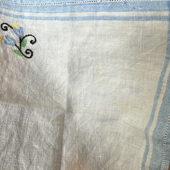 Set of 4 Vintage Napkins-White/Blue Embroidery Detail-Nubby Cotton - Picture 7 of 13